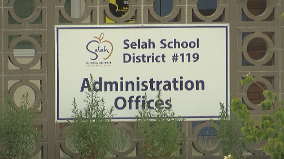 Selah School District agrees to new contracts for office, support