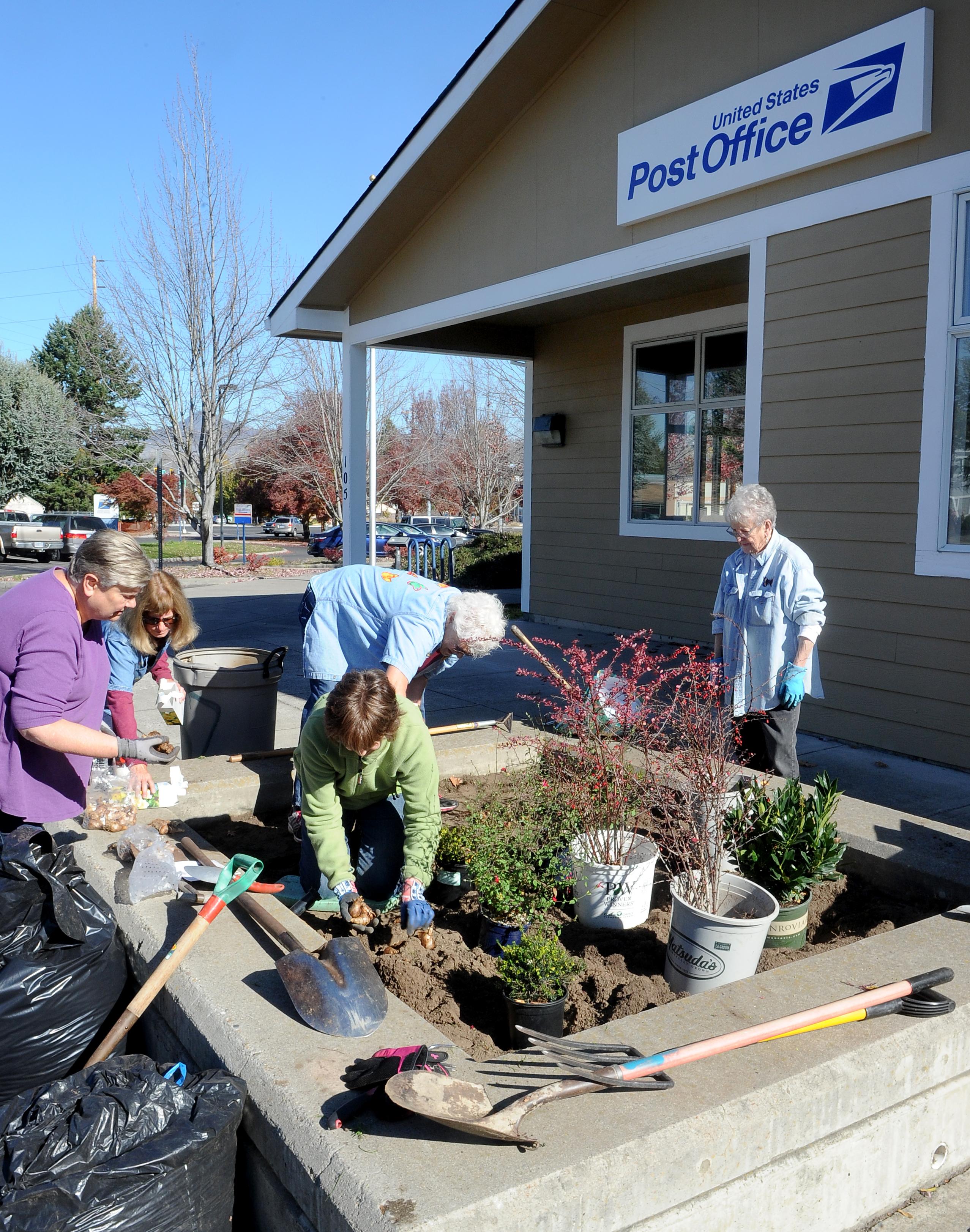 andy atkinson / mail tribuneladies of the phoenix garden club