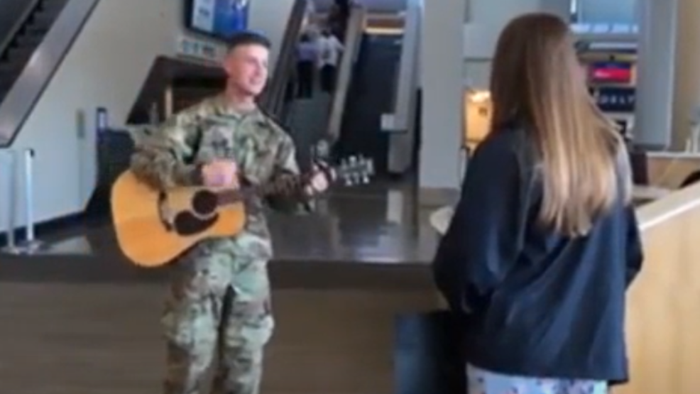 Soldier Returns Home To Arkansas Surprises Girlfriend With Proposal Katv 7819