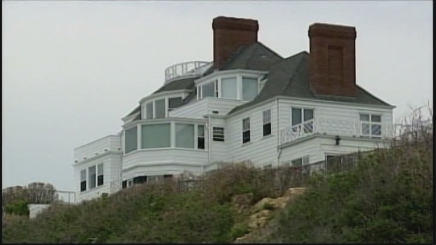 Taylor Swift invites fans to Watch Hill mansion for listening party WJAR