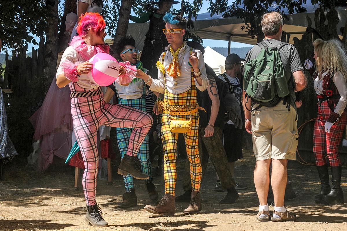 Costumes of the Oregon Country Fair | KVAL1200 x 800