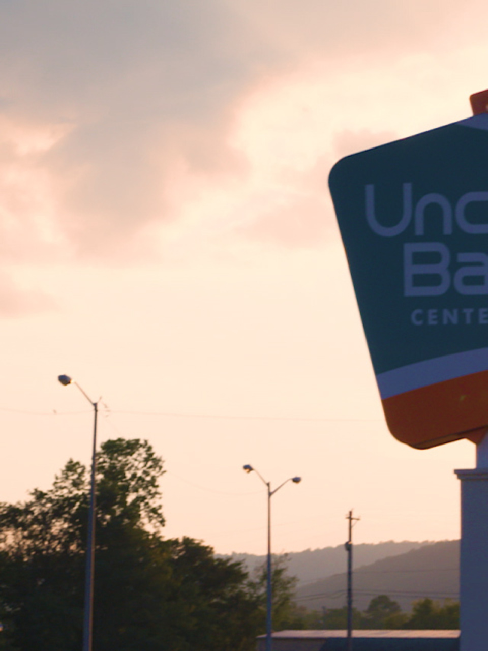 airport unclaimed baggage store