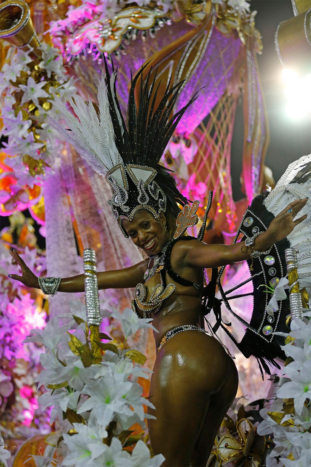 Nude samba orgy — img 8